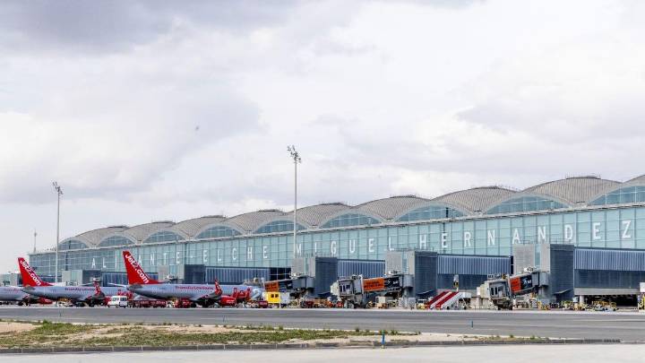 El aeropuerto Alicante-Elche, cerrado por la presencia de dos drones