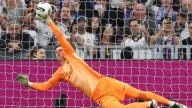 Wojciech Szczęsny le tapó penalti a Kylian Mbappé, en Real Madrid vs Barcelona, tras polémica mano