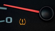 Si circulas con este piloto del salpicadero de tu coche encendido, estás gastando más combustible: "45 litros más"
