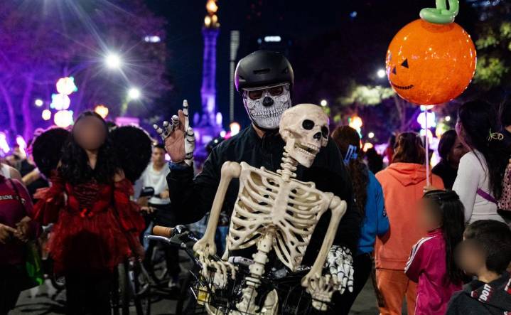 FOTOS Calaveras, aliens y personajes terroríficos se apoderan del Paseo Nocturno de Día de Muertos sobre Paseo de la Reforma
