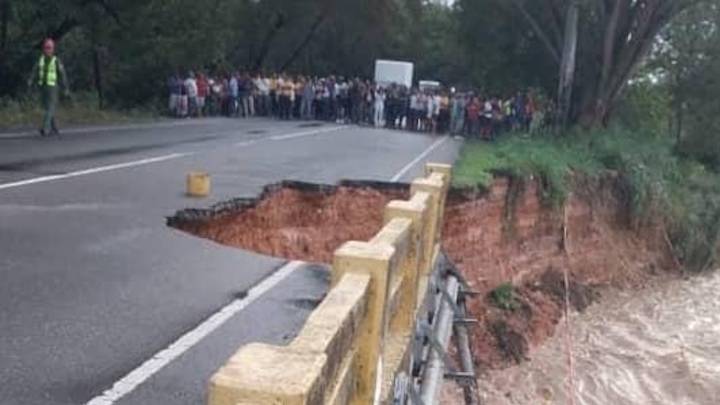 Barinas: Un solo canal de la troncal 5 está habilitado para el paso de vehículos en puente de La Mula
