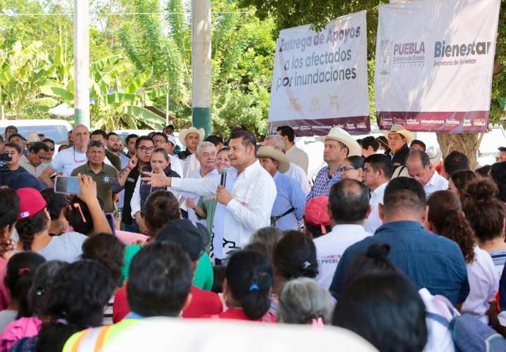 Entrega Armenta apoyos a productores afectados por lluvias en Francisco Z. Mena