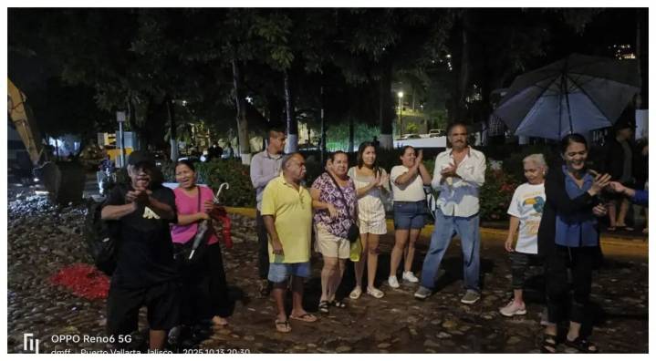 Se retira maquinaria frente al Parque Hidalgo, manifestantes lo toman de “buena fe”