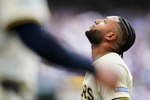 Jackson Chourio abandona juego inaugural de la NLDS por lesión en el tendón de la corva