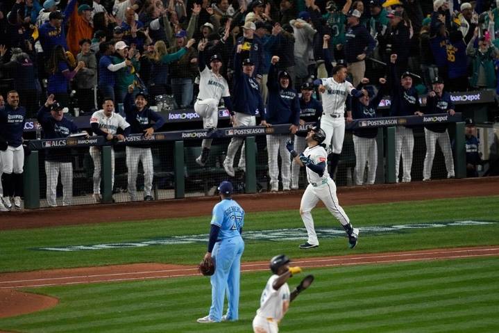Blue Jays flame out in controversial and spectacular fashion as M's take control of ALCS