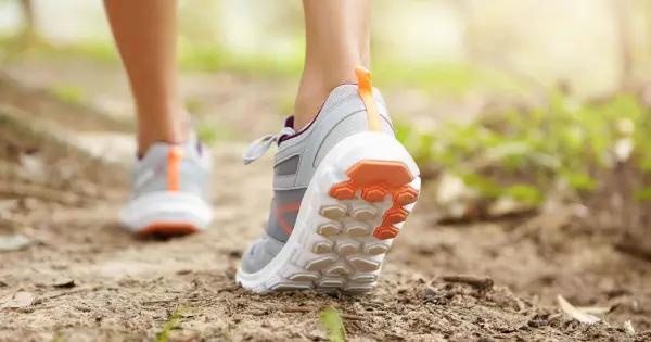 Caminar hacia atrás: la clave para una mejor salud y fortaleza muscular
