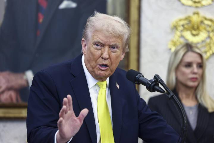 Trump bromea que tras ataques a botes cerca de Venezuela “ya nadie quiere entrar al agua”