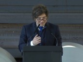 Mientras busca votantes anti-k en distritos esquivos, Milei prometió "una revolución productiva" y calificó como "histórico" el rescate de EE.UU.