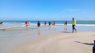 Rescatan a dos turistas en Playa Miramar arrastrados por corriente