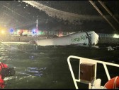 Avión en Hong Kong sale de la pista y cae al mar