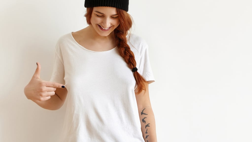 Recuperá las remeras blancas con este truco para eliminar las manchas de desodorante