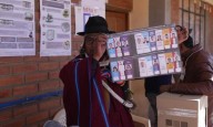 Bolivianos participan en segunda vuelta electoral