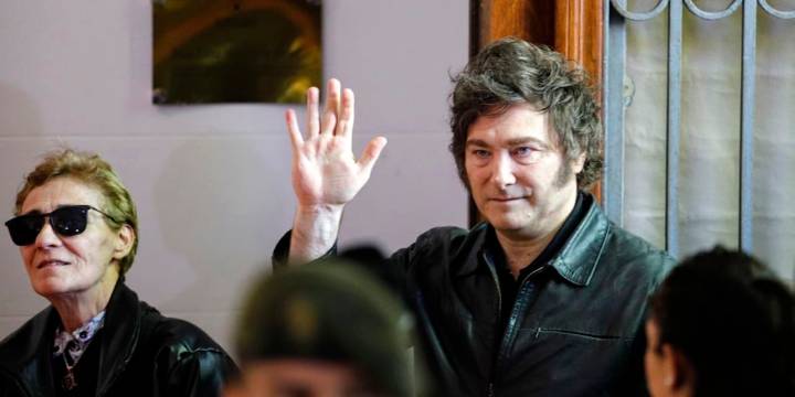 Expectativa en el búnker de La Libertad Avanza: a qué hora llegará Javier Milei y el panorama en las provincias