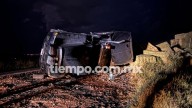Vuelca tráiler cargado de pastura en las Curvas del Perico