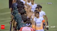 After no handshakes in cricket, India, Pakistan exchange high 5s, pleasantries in hockey