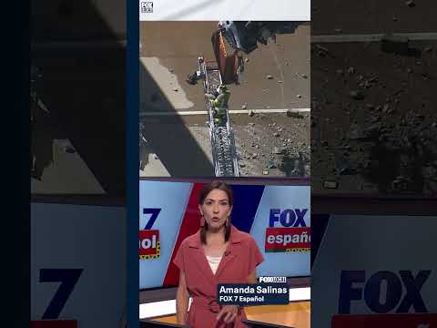 🚚Accidente vehicular deja un camión colgando de un puente en McKinney.🌉