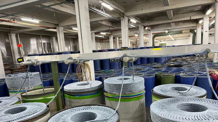 El Gobierno Petro abre otro frente de polémica: plan para quitar aranceles a hilos prende alarmas entre sindicatos y empresarios