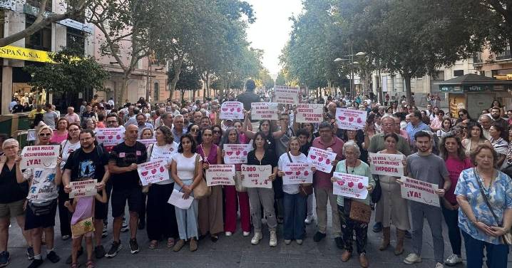 Centenares de cordobesas protestan por los errores en los cribados de cáncer de mama: "Es uno de los mayores escándalos de Andalucía"
