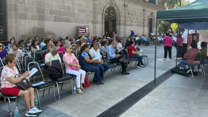 Maestros jubilados inician plantón de 30 horas afuera del Palacio de Gobierno