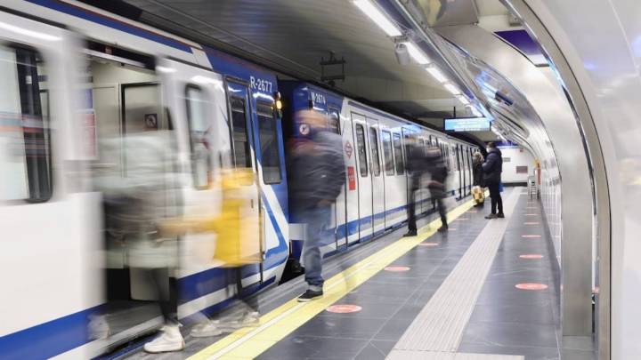 Metro de Madrid pide ayuda para localizar un jersey perdido: "Podría pagar para encontrarlo"