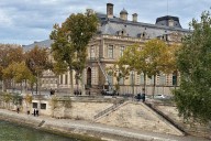 Thieves steal crown jewels in 4 minutes from Louvre Museum