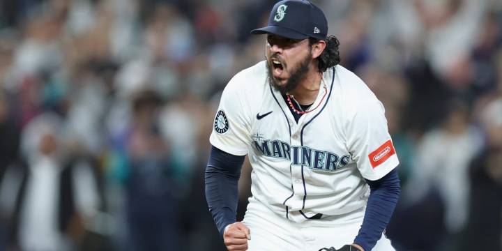 Andrés Muñoz pitches two scoreless innings in ALDS Game 1