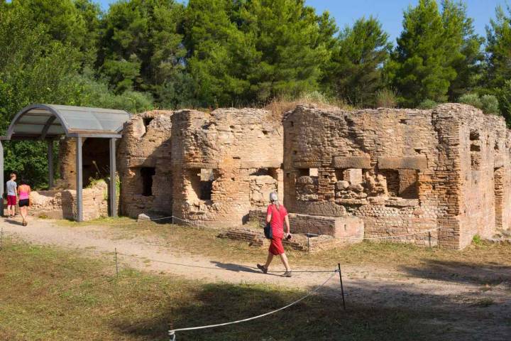 Woman Returns 2,400 Year-Old Relic to Greece 60 Years After Stealing It