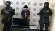 Cae ladrón. Hombre intenta huir y amenaza a policías en Torreón; llevaba aparatos robados