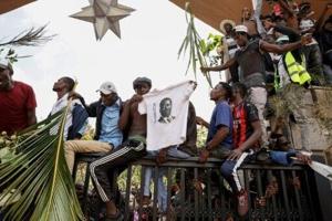 Chaos as security forces fire on mourners for Kenyan politician Odinga