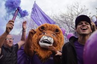La interna de LLA. Más “fuerzas del cielo” que parejistas en el acto libertario, que se pobló de micros y delegaciones del interior