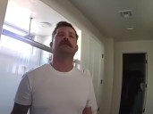 Dejó morir a su hija de 2 años en el auto por distraerse viendo contenido para adultos