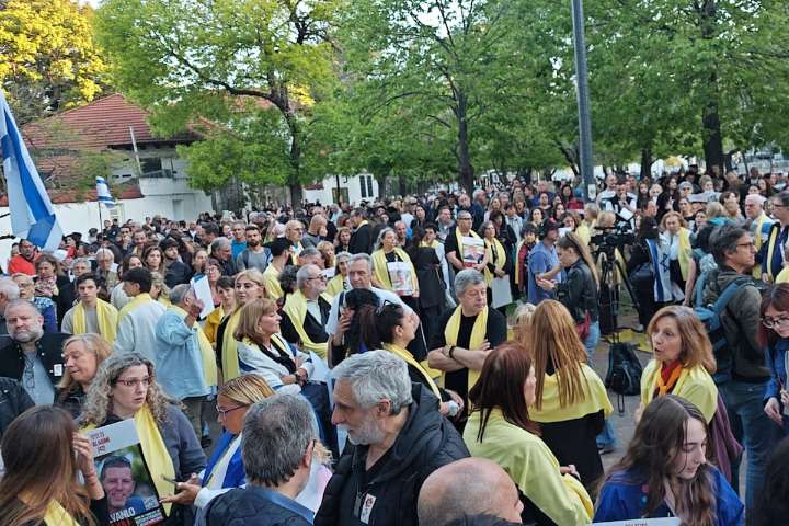 "¡Que vuelvan ya!". Silencio compartido y gestos de empatía en un nuevo acto para pedir por los rehenes de Hamas