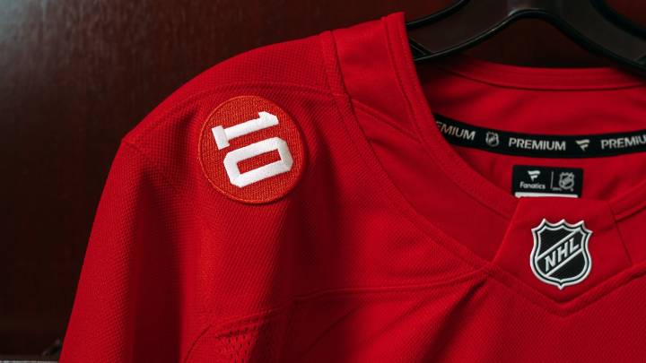 Red Wings add jersey patch for legend Delvecchio