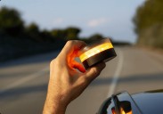 Todo sobre la baliza V16: qué vehículos, y cuales no, tienen que llevarla y las multas derivadas