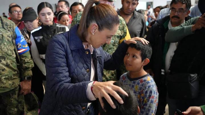 Cambia Claudia las porras por el overol; “Primero la gente”: afirma la presidenta