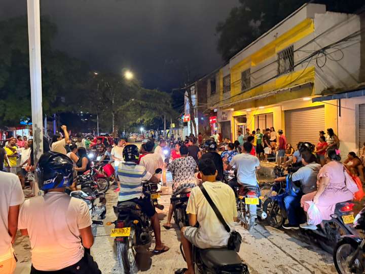 Después de varios días sin luz bloquearon la Avenida del Río: Un conductor se tragó el andén