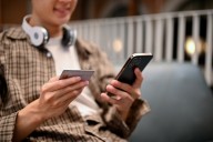 Proteja las finanzas de su hijo adolescente: 4 consejos para padres sobre tarjetas de crédito