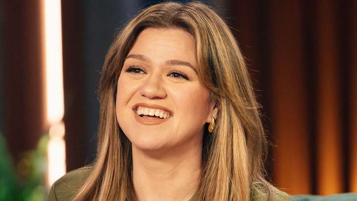 Kelly Clarkson makes a statement in tiny red hot pants during star
