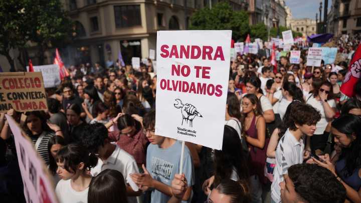 Pancartas con 'No a la violencia escolar' arropan a la familia de Sandra Peña por las calles de Sevilla