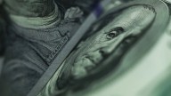 El dólar oficial se mantuvo estable ante una nueva intervención oficial, pero los financieros caen