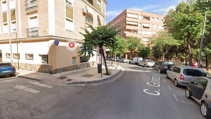 Dos heridos tras la colisión entre un coche y una moto en el barrio de San Fernando