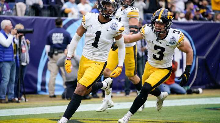 WATCH: Xavier Nwankpa's first INT since 2023 opener leads to Hawkeye TD