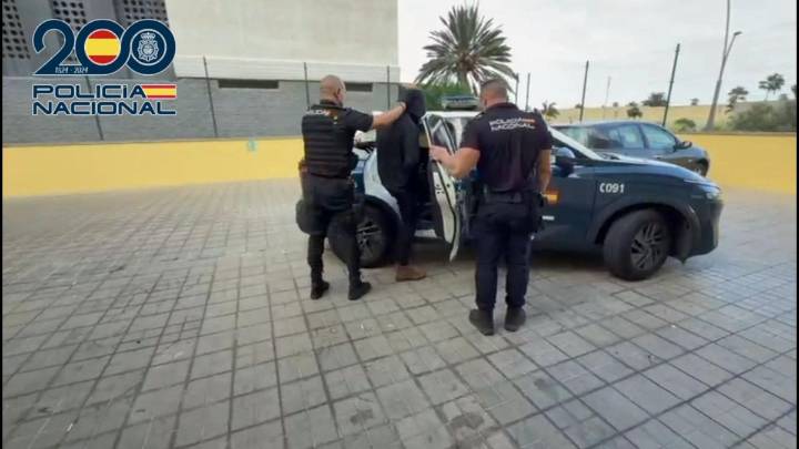 Roba ropa valorada en 750 euros en Triana, huye en bicicleta y termina arrestado