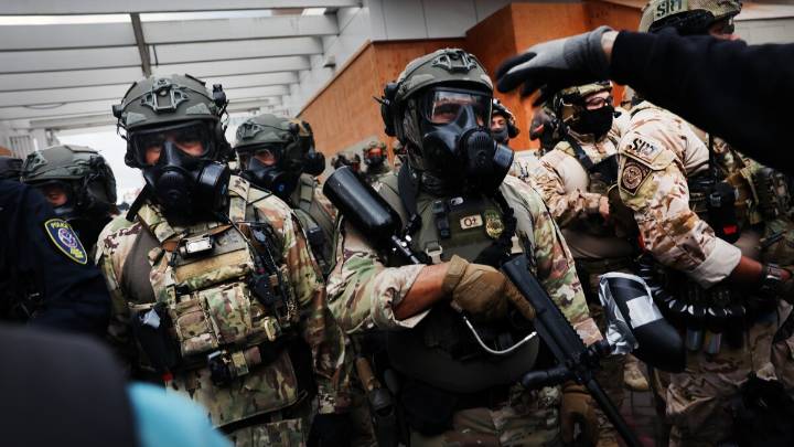 Trump federalizes the National Guard in Chicago, while troops arrive in Oregon