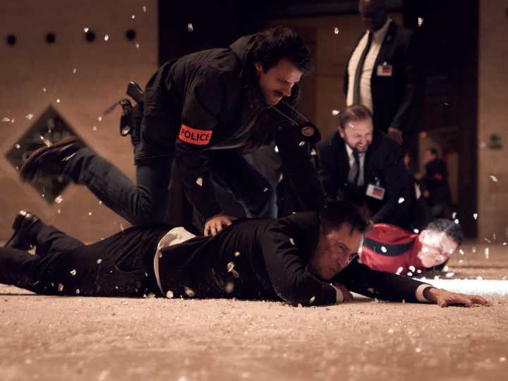 La serie de Netflix que predijo el robo al Louvre: las increíbles similitudes entre la serie y la realidad