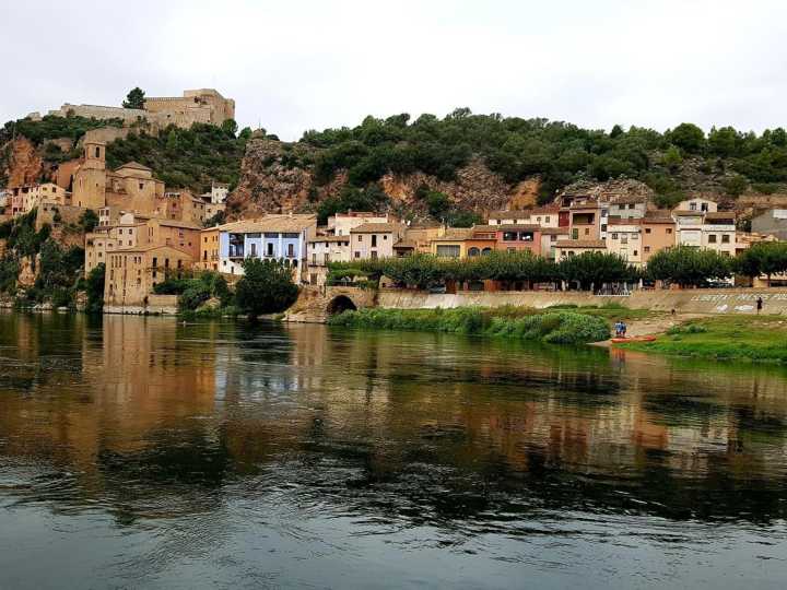 Casas colgantes, castillo templario y miradores: así es Miravet, el pueblo de cuento en España