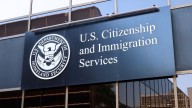 USCIS anuncia importante cambio sobre la renovación de permisos de trabajo