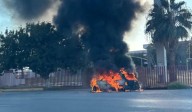 Auto se incendia sobre la carretera Torreón–San Pedro; dos personas resultan heridas