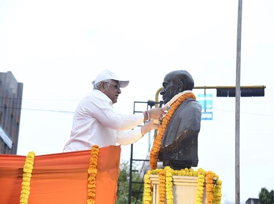 On 150th birth anniversary of Sardar Vallabhbhai Patel, Ahmedabad Municipal Corporation organises a 'Unity March' [ FULL VIEW ]