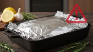El error más común al usar papel aluminio en el horno que puede afectar el resultado de tus comidas